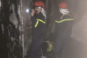 Vừa dùng vừa sạc điện thoại bằng sạc dự phòng, một thanh niên bỏng nặng