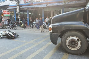 Không chấp hành hiệu lệnh dừng, xe container lạng lách, đâm đổ xe CSGT