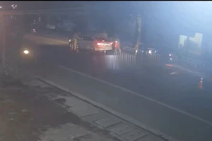 Xe máy 'thông' chốt kiểm tra nồng độ cồn, tông một thiếu tá CSGT bị thương