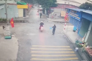 Người phụ nữ đi xe máy va chạm với tàu hoả 