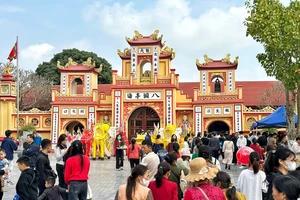 Thái Bình: Hàng vạn người chen chân đi lễ đền Đồng Bằng