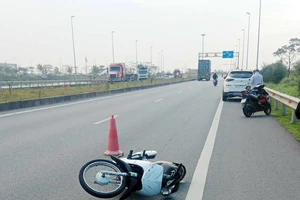 Nam thanh niên đi xe máy nghi đánh võng tự ngã trên đường, tử vong