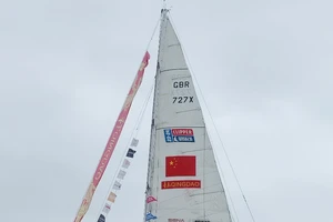 Đội đua thuyền buồm Clipper Race đầu tiên đến Hạ Long