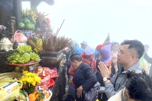 Gần 2 vạn người đến Yên Tử trong ngày khai hội 