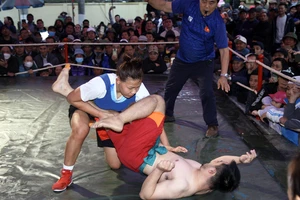 Màn thách đấu của nữ đô vật với các đô vật nam ở Vân Tra