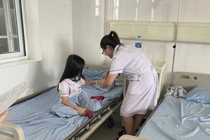 33 học sinh tiểu học ở Quảng Ninh nghi ngộ độc, nhập viện sau bữa ăn trưa