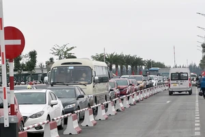 Du khách đổ dồn ra đảo Cát Bà tham dự lễ hội, phà Đồng Bài ùn tắc hàng giờ