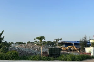 Núi rác ngoại thành Hải Phòng chất đống ngày càng cao