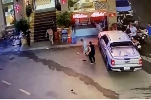 Chủ khách sạn đang đứng thì bị thạch cao rơi trúng tử vong 