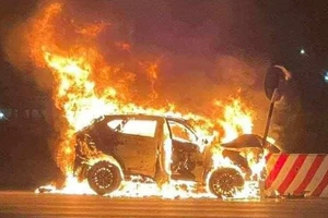 Ô tô bốc cháy dữ dội sau khi tông vào dải phân cách
