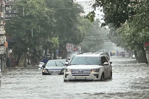 Mưa lớn kết hợp triều cường, nhiều nơi ở Hải Phòng, Quảng Ninh ‘phố hoá thành sông’