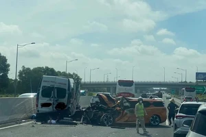Tai nạn trên cao tốc Hà Nội - Hải Phòng, 8 người thương vong
