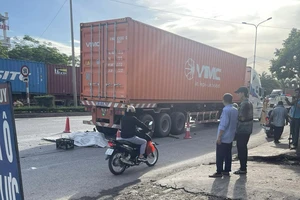 Hải Phòng: Va chạm xe container, hai cháu bé đi xe máy điện tử vong