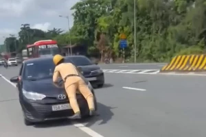 Hải Phòng: Vượt đèn đỏ, tông cảnh sát giao thông lên nắp capo 