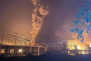 Cháy lớn tại công ty tái chế, sản xuất tấm nhựa ở Hải Dương