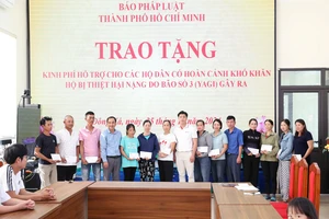 Báo Pháp Luật TP.HCM gửi quà của bạn đọc đến người dân xã Đông Xá, huyện Vân Đồn, Quảng Ninh