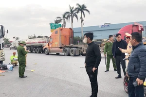 2 mẹ con tử vong khi rẽ trái vào 'điểm mù' của xe đầu kéo