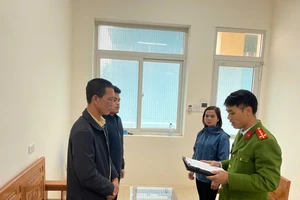 Chồng bị khởi tố vì ném hỏng điện thoại của vợ