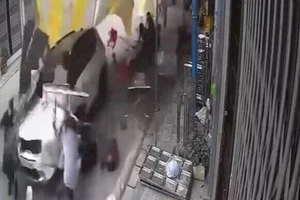 Ô tô mất lái lao thẳng vào đám tang tại Hải Dương