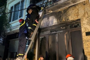 Cảnh sát pccc cõng cụ bà 94 tuổi thoát khỏi đám cháy 