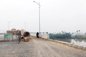 Nhiều người tự tháo dỡ rào chắn để đi qua cầu đang thi công bất chấp nguy hiểm