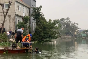 Cảnh sát tinh nhuệ lặn tìm 1 nạn nhân vụ lật xuồng trên sông Rế