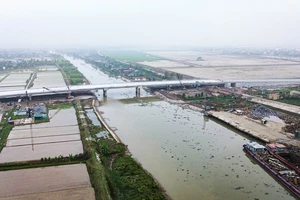 Cận cảnh cầu vượt sông Hóa nối Hải Phòng - Thái Bình sắp được thông xe