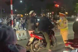 Clip ghi cảnh 2 người tấn công CSGT khi bị kiểm tra nồng độ cồn