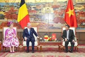 Nhà vua Vương quốc Bỉ và Hoàng hậu đi du thuyền ngắm quần đảo Cát Bà