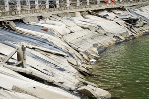 Hồ nước ngọt lớn nhất đảo Cát Bà sạt lở bờ kè, ảnh hưởng kết cấu giao thông