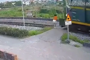 Người phụ nữ bị tàu hỏa húc văng khi đi bộ qua đường ray