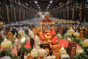 Hàng vạn người cung nghinh xá lợi Đức Phật về Yên Tử