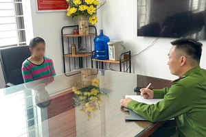 1 phụ nữ dùng kéo rạch vào bắp tay rồi báo tin bị cướp