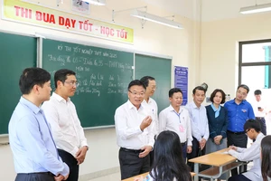 Phó Thủ tướng Lê Thành Long dặn dò, động viên thí sinh trước kỳ thi tốt nghiệp