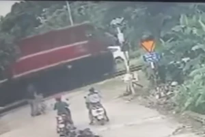 Hải Phòng: Người đàn ông kịp thời cứu cháu bé thoát nạn trên đường ray tàu hoả