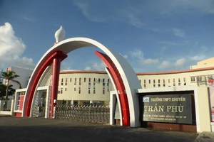 Hải Phòng: Học sinh bất ngờ bị đánh trượt sau khi đã nhập học trường chuyên Trần Phú