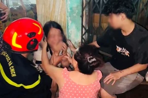 Cảnh sát dùng xe thang cứu 5 người bị kẹt trong căn nhà cháy 