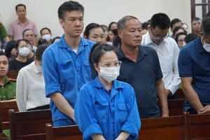 Diễn biến bất ngờ tại phiên xử các cựu cán bộ hải quan Hải Phòng tiếp tay cho buôn lậu