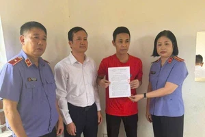 Vụ nuôi gà lôi bị xử 6 năm tù: Bị cáo Thành rời trại tạm giam về nhà, vợ mua quần áo mới đón chồng 