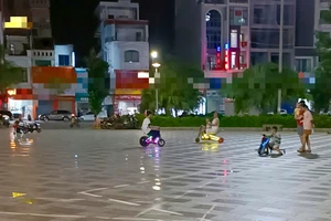 Hải Phòng: Xe điện trẻ em lại tung hoành trên vườn hoa gây tai nạn, người dân bức xúc