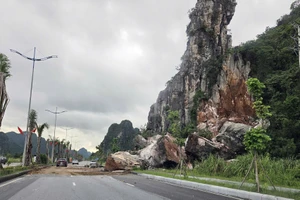 Núi đá sạt lở xuống đường bao biển đẹp nhất Quảng Ninh