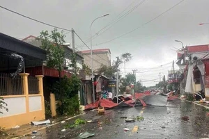 Giông lốc làm tốc mái nhà dân ở Hải Phòng 