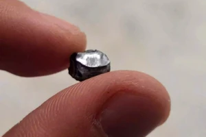 Một nhà dân ở Quảng Ninh nghi bị đạn súng hơi bắn hư hỏng