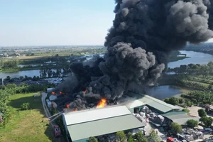 Cháy lớn tại bãi phế liệu, khói bốc lên cao hàng chục mét