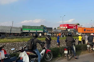 Tạm giữ tài xế xe đầu kéo tông 6 ô tô chờ đèn đỏ trên quốc lộ 5