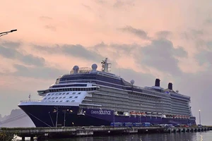 Bí thư Tỉnh ủy Quảng Ninh đón chuyến tàu biển đầu tiên năm 2006