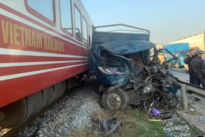 Xe tải va chạm với tàu hỏa, 2 người bị thương