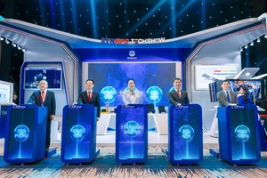 Nhiều sản phẩm AI, thiết bị thông minh được trưng bày tại Techshow EVNNPC 2026