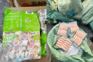 Phát hiện kho chứa gần 4 tấn xúc xích, chả mực không rõ nguồn gốc