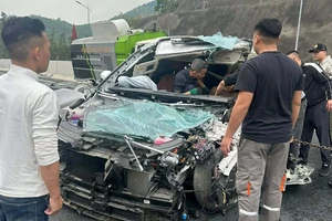 Ô tô 7 chỗ biến dạng sau cú tông vào xe hút bụi trên cao tốc Hạ Long – Móng Cái